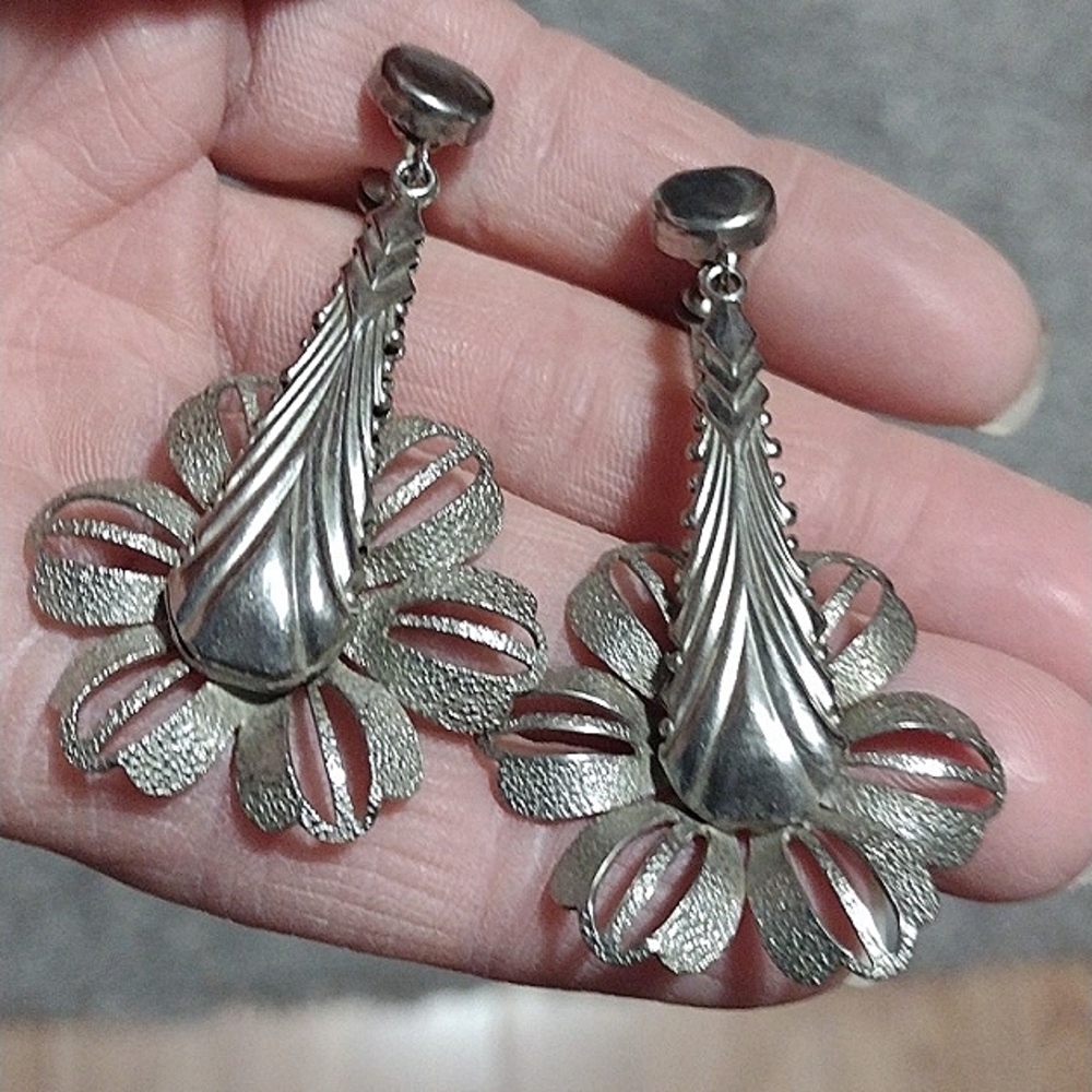VINTAGE ART DECO FLORAL MATTE SILVER-TONE DROP SCREWBACK 2.2" EARRINGS